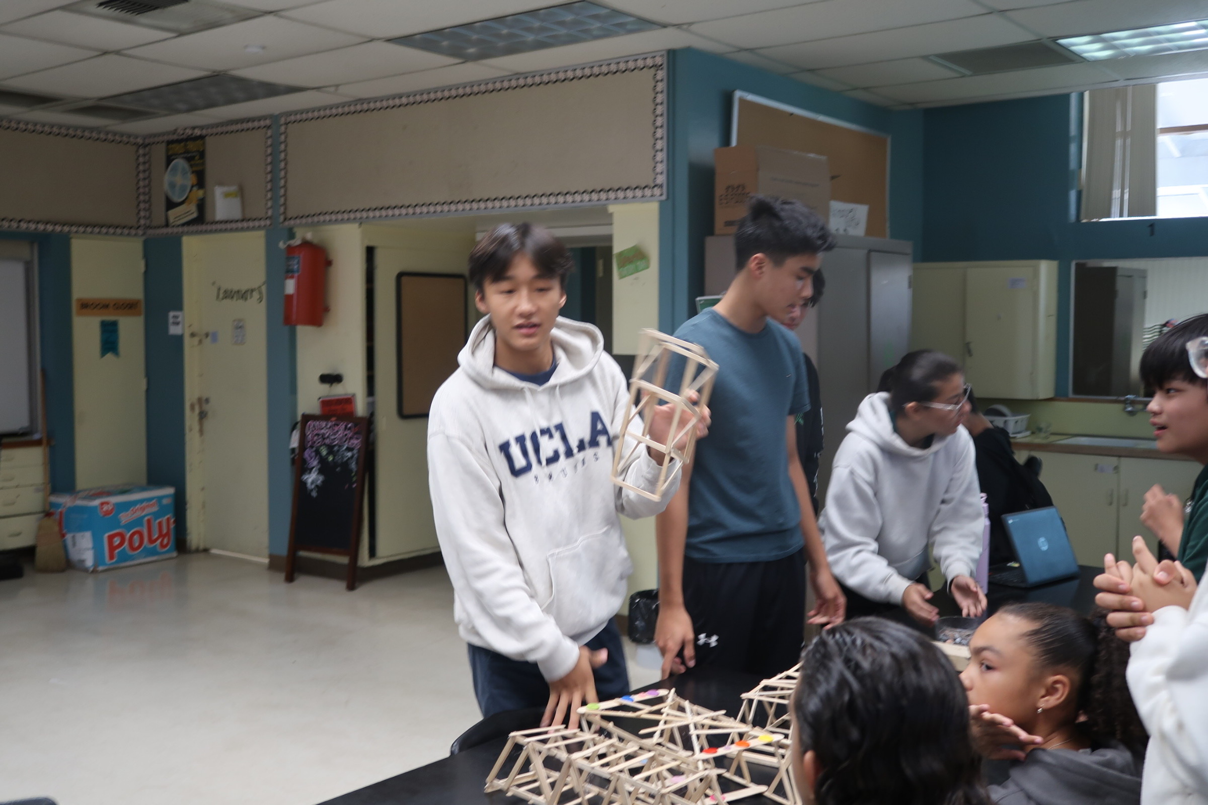 media 8